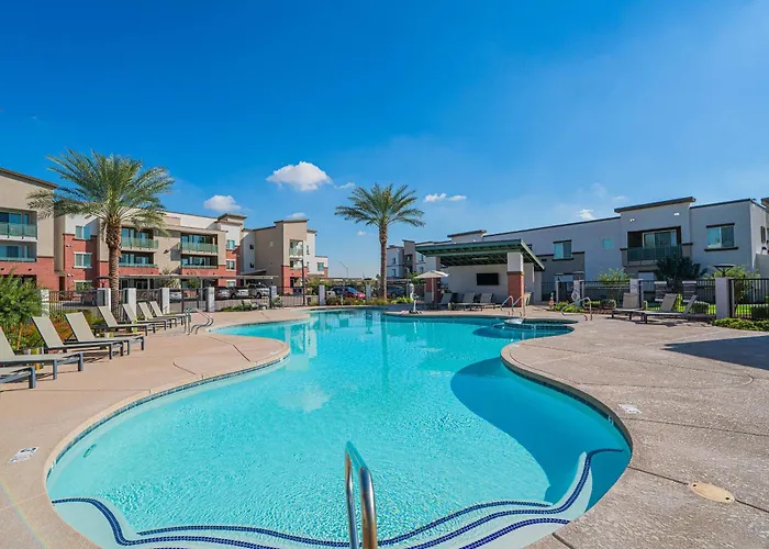 Stadium-side Escape With Pool Gym Balcony Parking Glendale