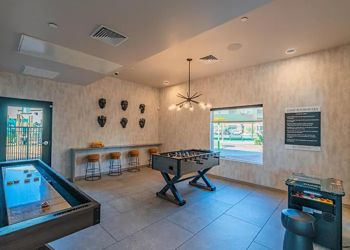 Apartment Stadium-side Escape With Pool Gym Balcony Parking Glendale