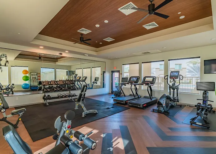 Stadium-side Escape With Pool Gym Balcony Parking * Glendale