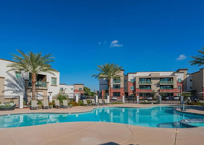 Stadium-side Escape With Pool Gym Balcony Parking Glendale