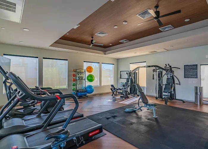 Apartment Stadium-side Escape With Pool Gym Balcony Parking *