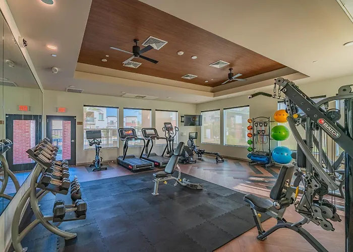 Apartment Stadium-side Escape With Pool Gym Balcony Parking