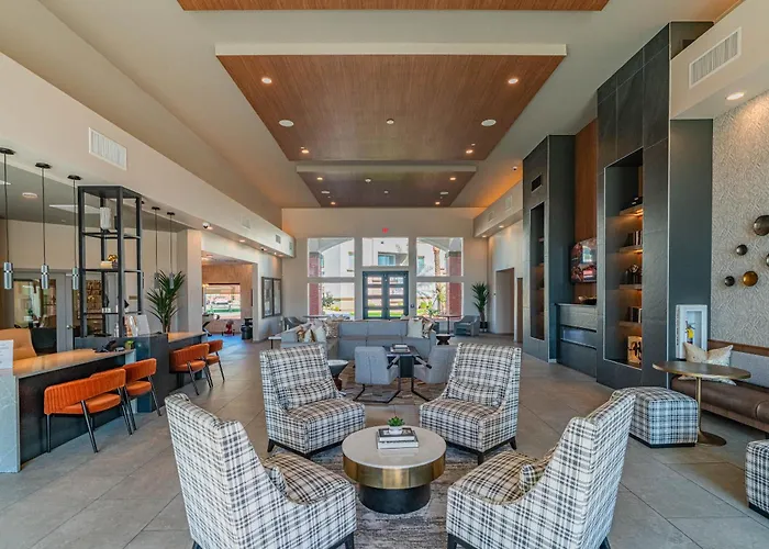 Apartment Stadium-side Escape With Pool Gym Balcony Parking Glendale