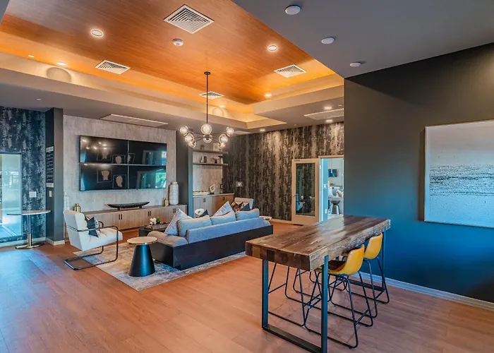 Stadium-side Escape With Pool Gym Balcony Parking Glendale