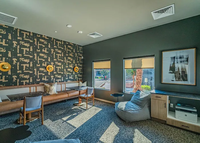 Apartment Stadium-side Escape With Pool Gym Balcony Parking Glendale