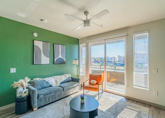 Stadium-side Escape With Pool Gym Balcony Parking Apartment Glendale