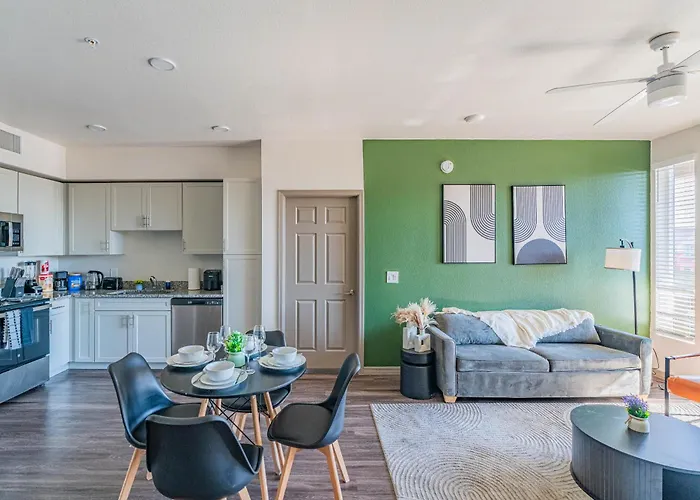 Stadium-side Escape With Pool Gym Balcony Parking * Glendale