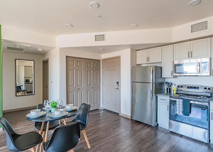 Stadium-side Escape With Pool Gym Balcony Parking * Glendale