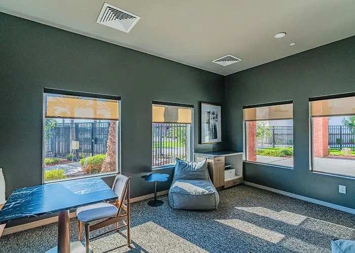 Stadium-side Escape With Pool Gym Balcony Parking * Glendale