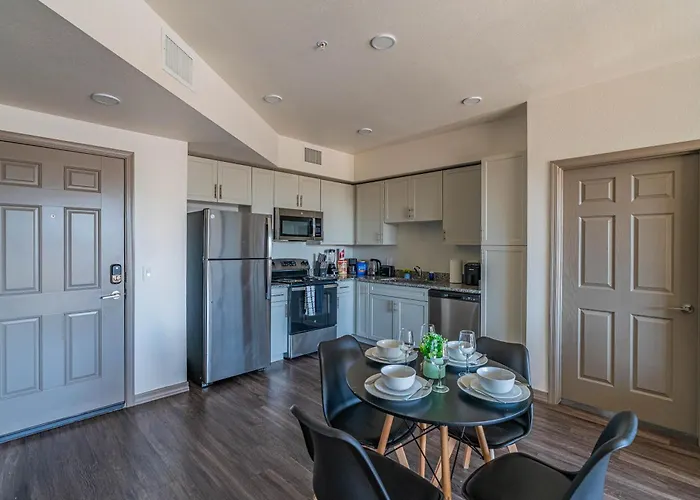 Stadium-side Escape With Pool Gym Balcony Parking * Glendale