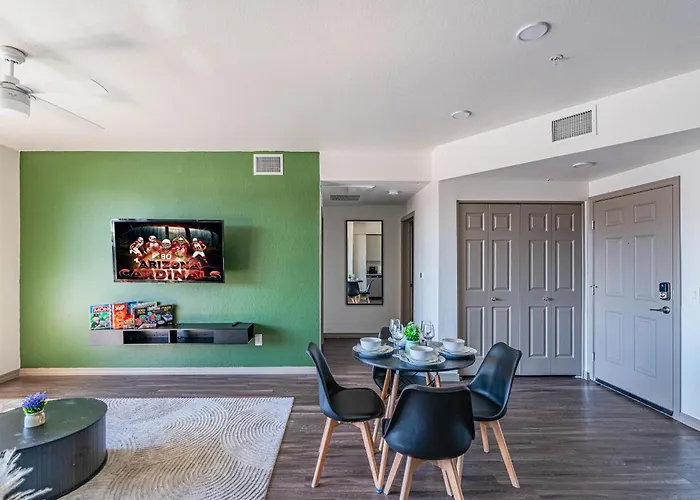 Stadium-side Escape With Pool Gym Balcony Parking Glendale