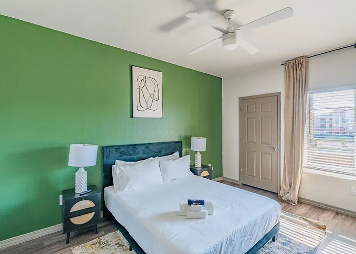 Stadium-side Escape With Pool Gym Balcony Parking * Glendale