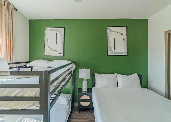 Stadium-side Escape With Pool Gym Balcony Parking Apartment