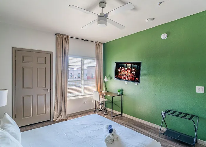 Stadium-side Escape With Pool Gym Balcony Parking Apartment *