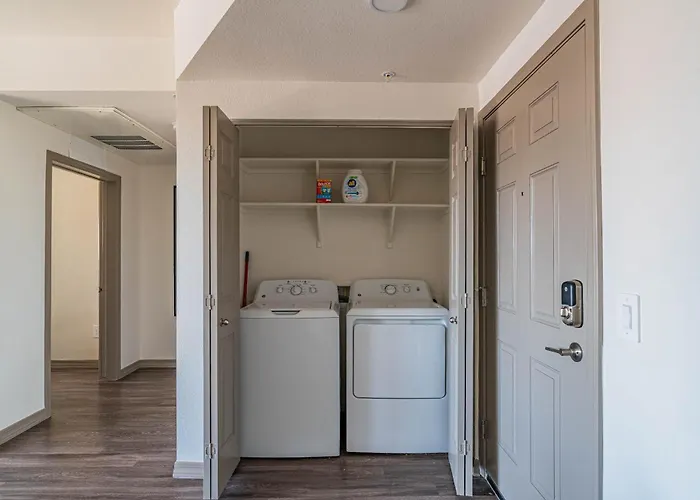 Apartment Stadium-side Escape With Pool Gym Balcony Parking Glendale
