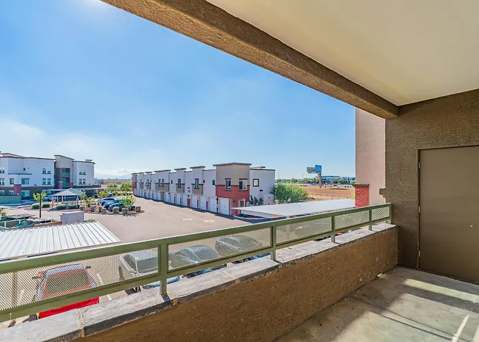 Stadium-side Escape With Pool Gym Balcony Parking Apartment *
