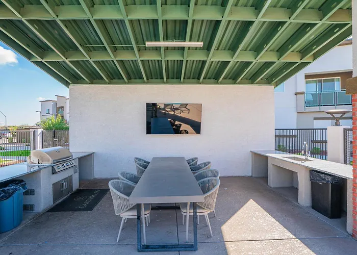 Apartment Stadium-side Escape With Pool Gym Balcony Parking *