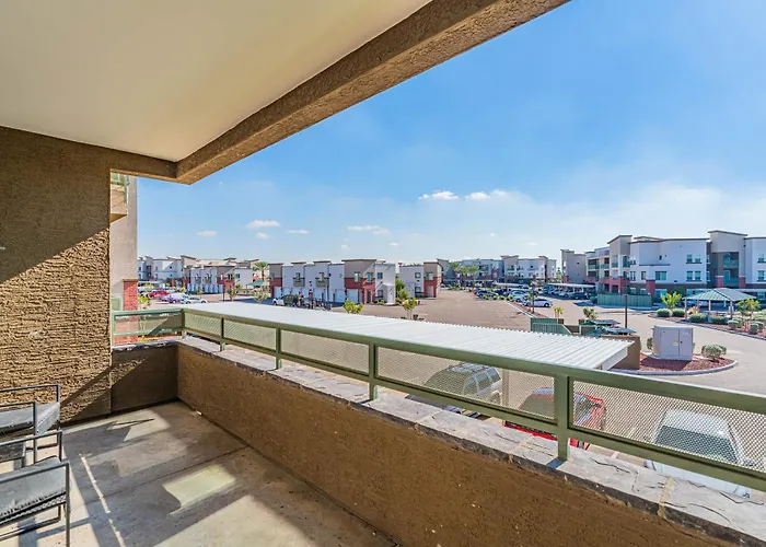 Stadium-side Escape With Pool Gym Balcony Parking * Glendale